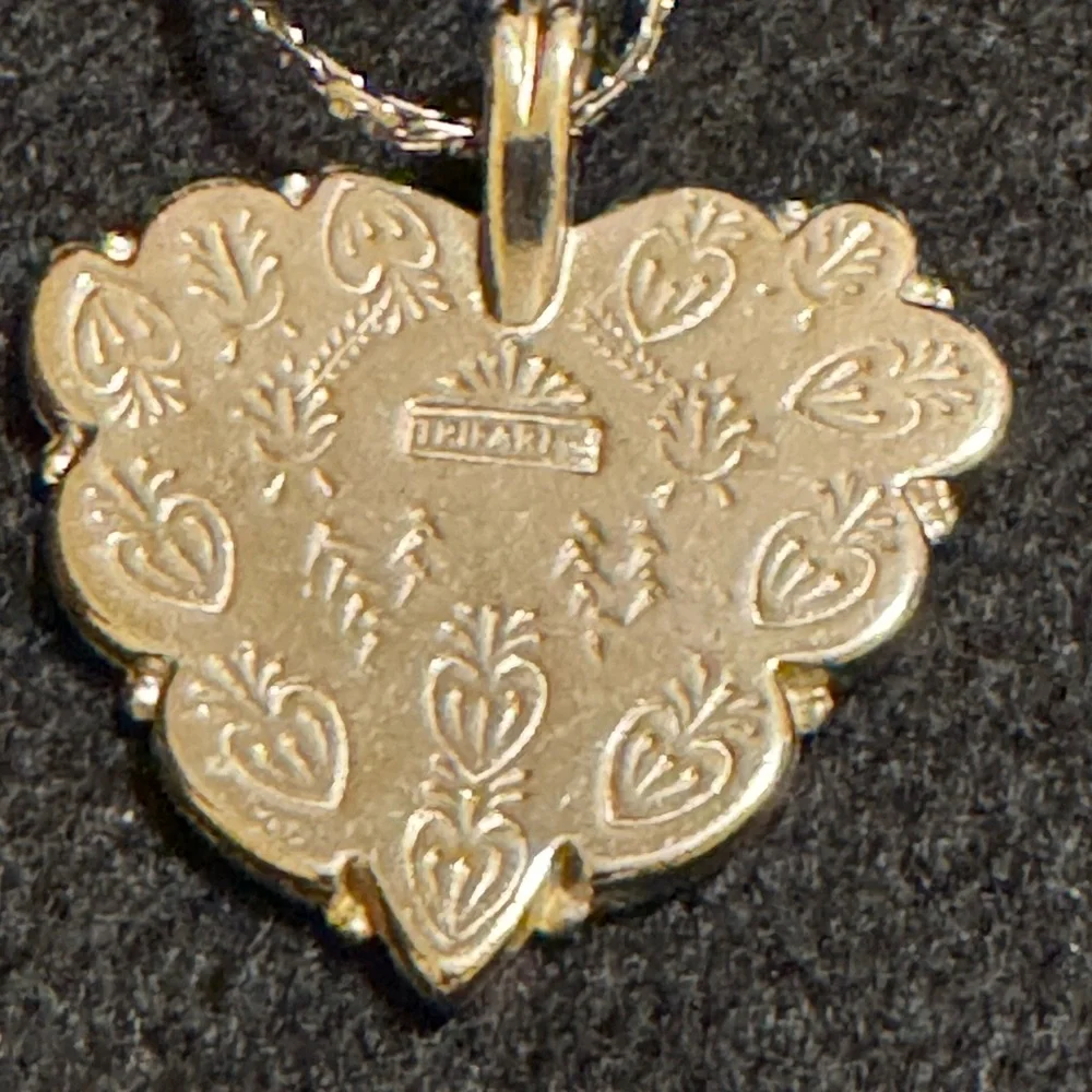 VTG 1970s Trifari silver tone heart shaped pendant necklace w/inlaid turquoise